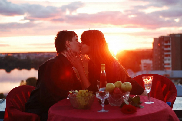 Романтическое свидание на крыше в Уфе. Ultra Подарки. Купить романтическое свидание на крыше в Уфе. Подарите самым близким незабываемые моменты и почувствуйте друг друга ещё ближе. Сервис UltraPodarki.ru 8 800 505 95 30. Романтическое свидание на крышев Уфе, свидание на крышев Уфе, свидание, сертификат на свидание на крыше, сертификат на свидание в Уфе, купить свидание на крыше, купить свидание Уфа