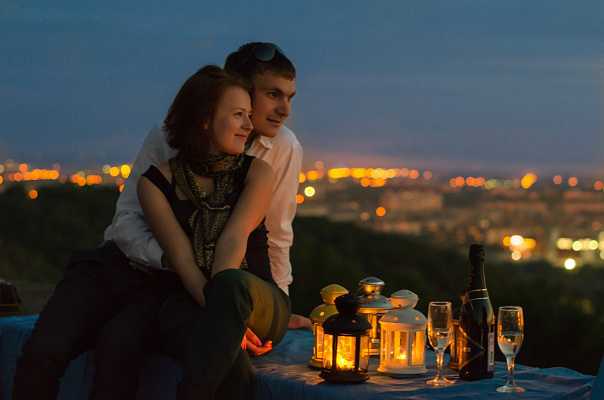 Романтическое свидание на крыше в Уфе. Ultra Подарки. Купить романтическое свидание на крыше в Уфе. Подарите самым близким незабываемые моменты и почувствуйте друг друга ещё ближе. Сервис UltraPodarki.ru 8 800 505 95 30. Романтическое свидание на крышев Уфе, свидание на крышев Уфе, свидание, сертификат на свидание на крыше, сертификат на свидание в Уфе, купить свидание на крыше, купить свидание Уфа